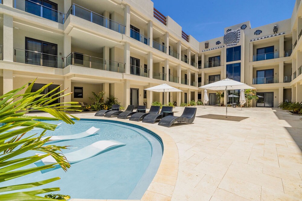 NEW Modern 2BR 2BA Condo w Gym Pool BBQ Parking