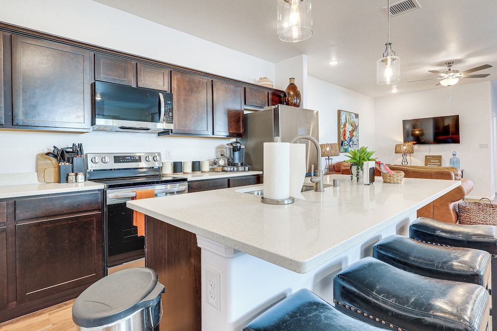 Home w/ Private Patio 10 Mi to Rio Grande!