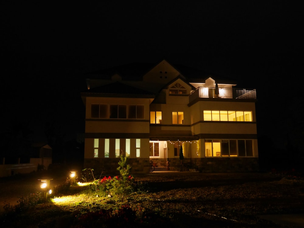 White Pine Village
