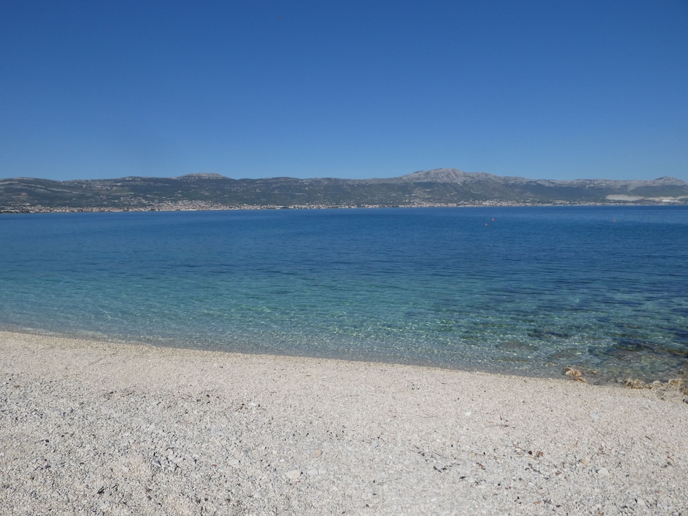 Acadia Beach Villas & Apartments, Slatine