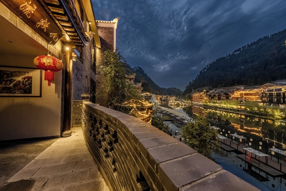 Fenghuang Yiquan River View B&B
