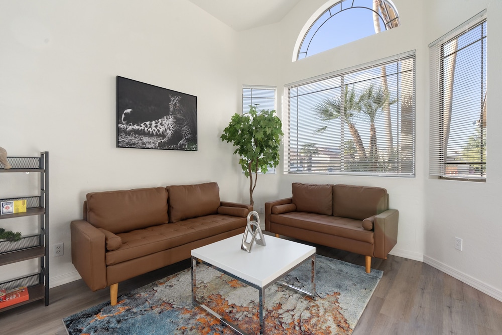 5 BD Gilbert Home 4 Min to Downtown