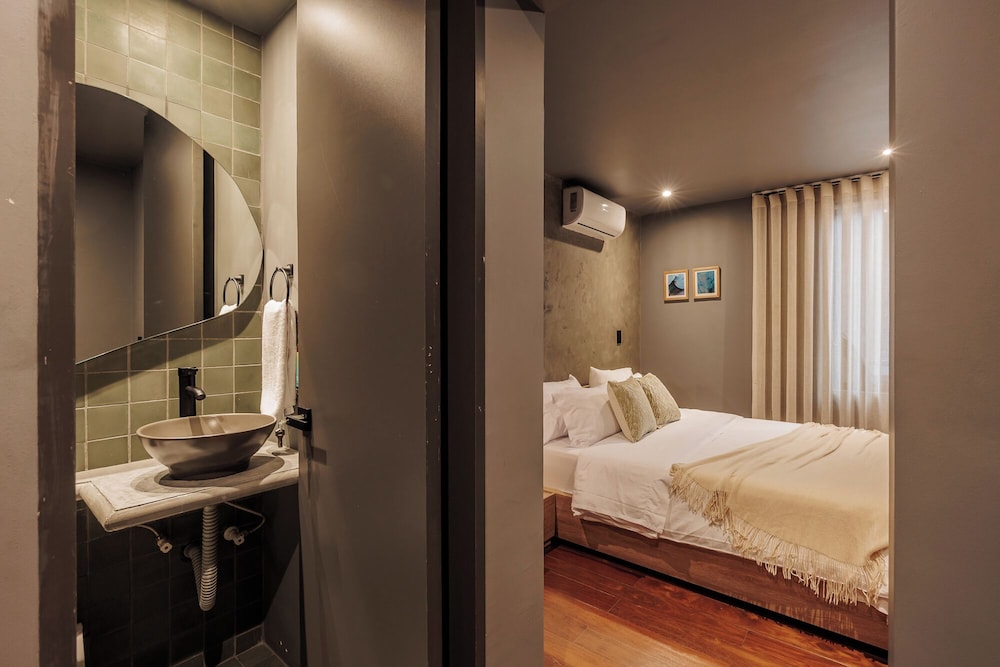 10th Street 3 Bedroom Jacuzzi & Billiard