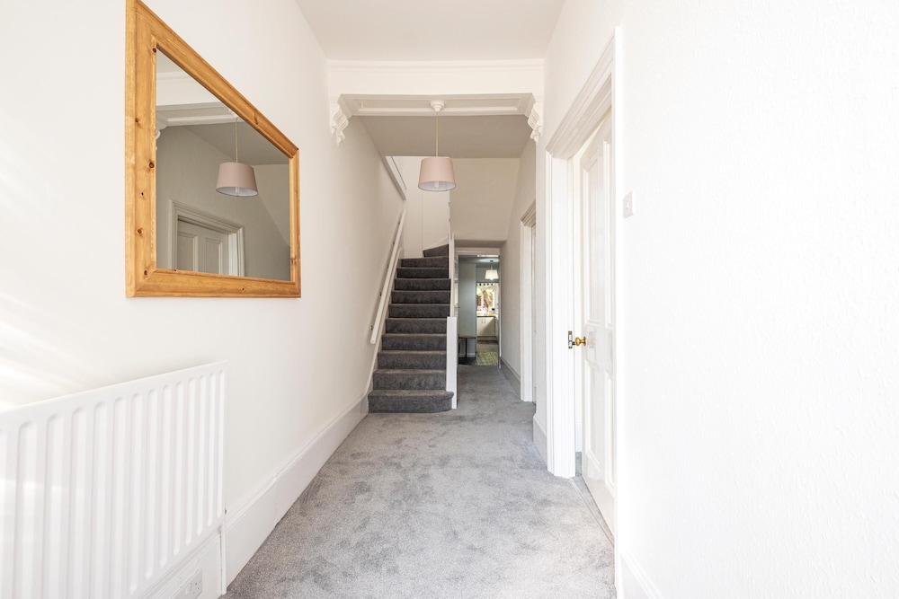 Heathrow Living Stanwell Serviced House
