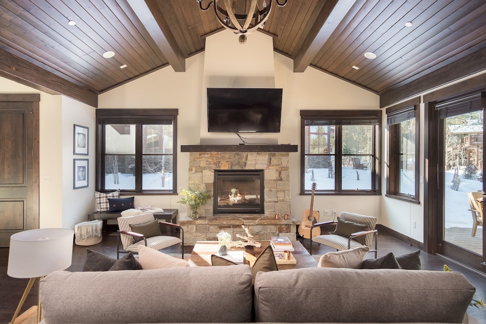 Maple by Avantstay Modern Mountain Home w Cozy Fire Pit 15 Mins frm Northstar