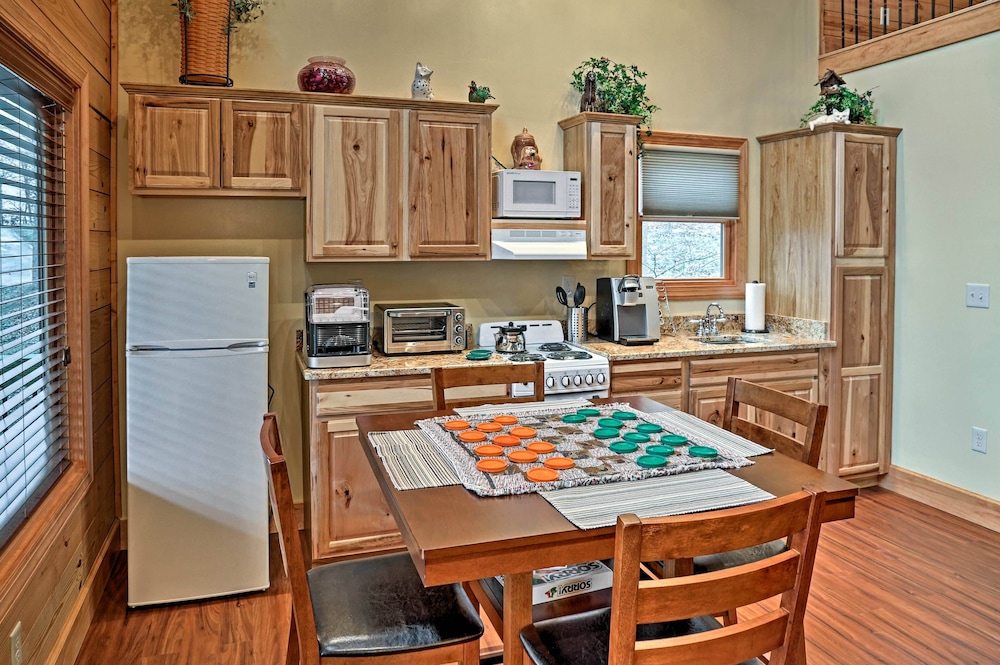 Cozy East Bernstadt Cabin w/ Porch Fishing Lake! - Property Image 16