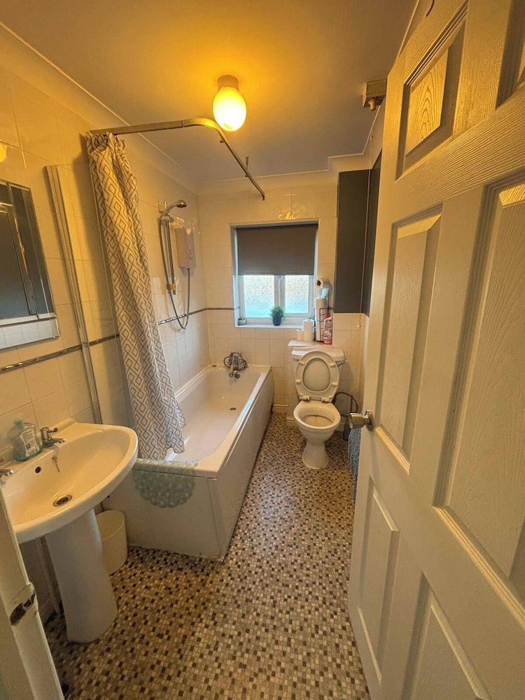 2 Bed Apartment - Sleeps 4 - Parking - Wifi