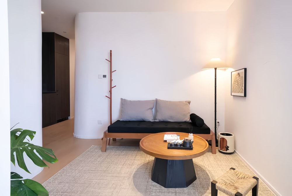 Shanghai Hills & Fan Stay