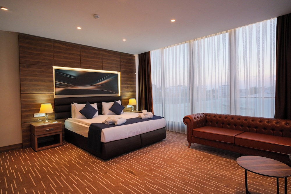EKOR ELEGANCE HOTEL
