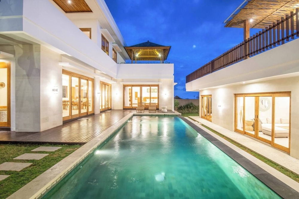 Luxurious 6 BR With Sea View, 5 Mins to Savaya