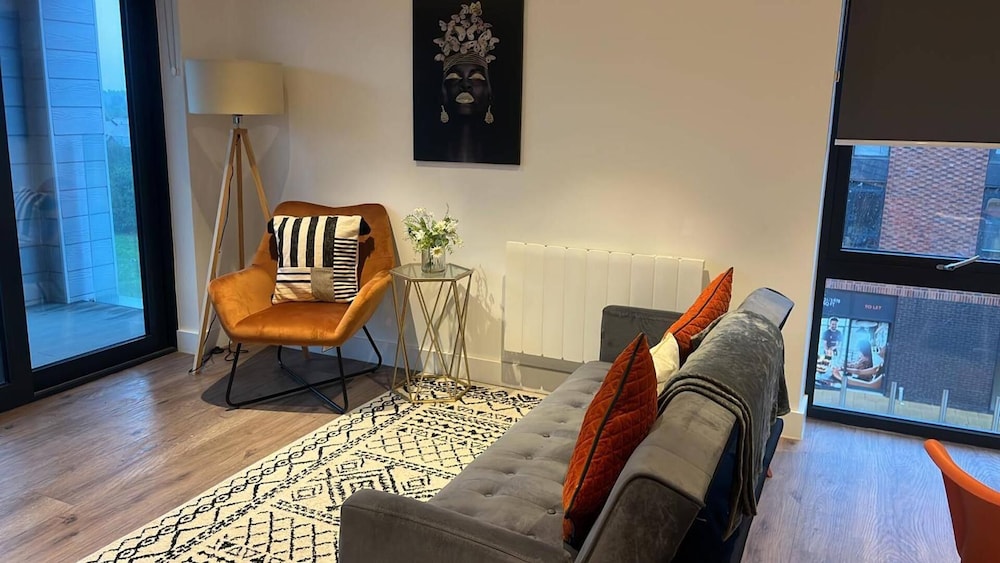 Balcony View Apartment- Sleeps 5 & Private Parking