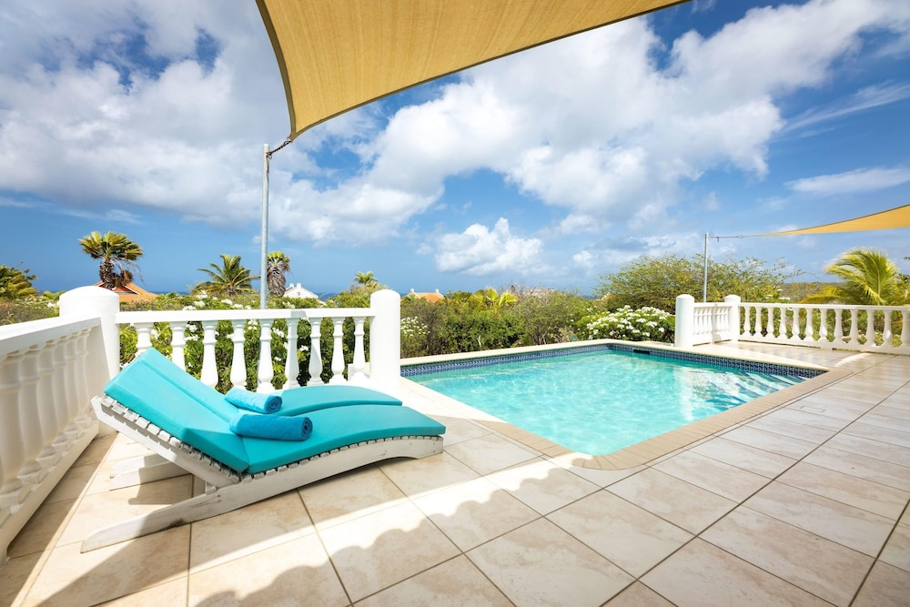 Tropical Paradise Bliss Villa at Coral Estate