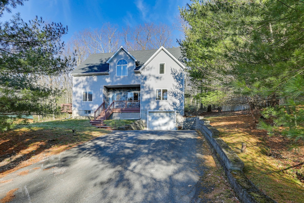 Secluded Kerhonkson Retreat With Deck + Views! view 5
