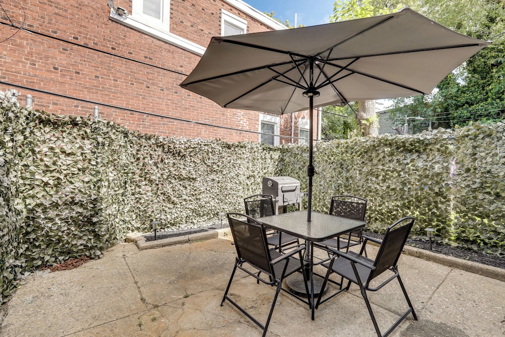 Private Backyard Jawn! Multi-level Philly Rowhouse