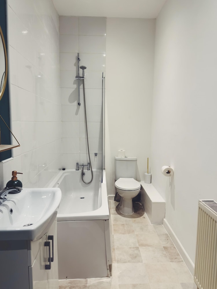 Spacious 3-bedroom Home in Newport Dive Into City Living at 96 Caerleon Road view 5