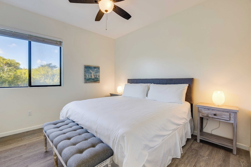 Beachfront 2BR w/ Deck, Views & Direct Sand Access Strand Way A