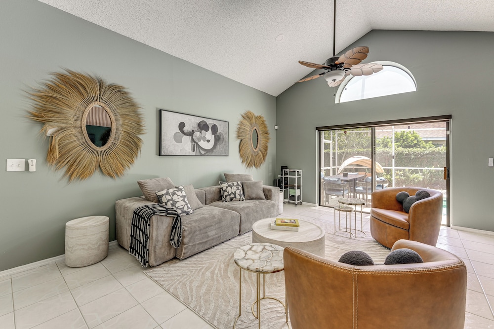 Hot Tub & Movie Theater: Family Oasis in Kissimmee
