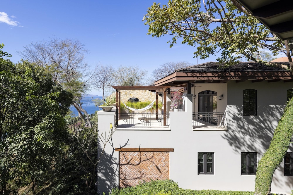 Arcos Del Mar Beachfront