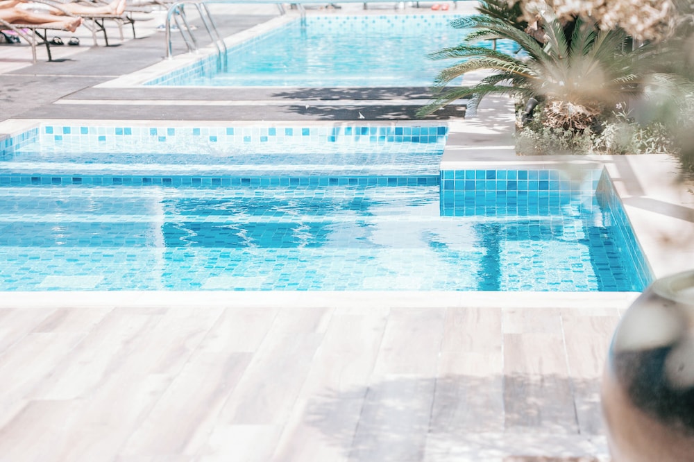 Luxury Studio Rooftop Pool & Gym Access