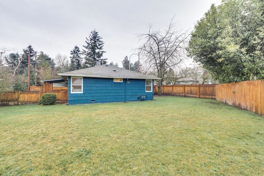 5 Mi to Oregon Zoo: Apartment w/ Private Yard