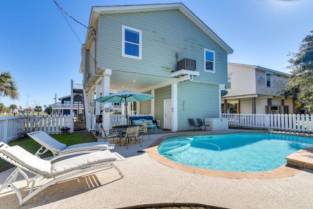 Galveston Getaway: Spacious Home < 1 Mi to Beaches
