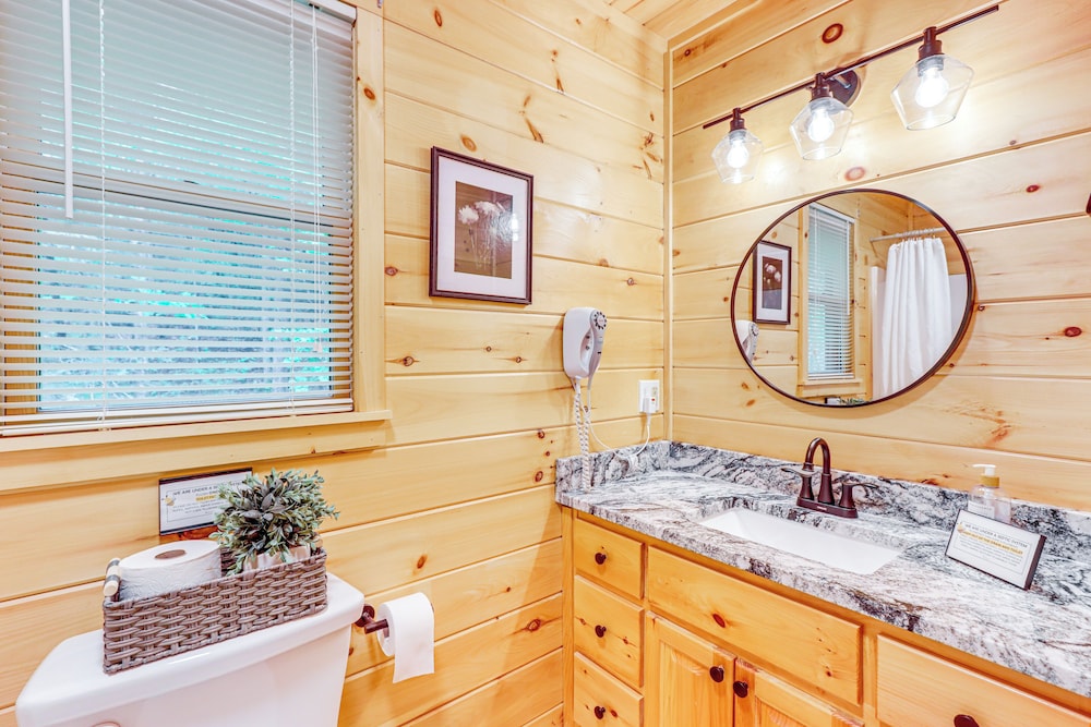 5 Mi to Dtwn Blue Ridge: Spacious Cabin w/ Hot Tub