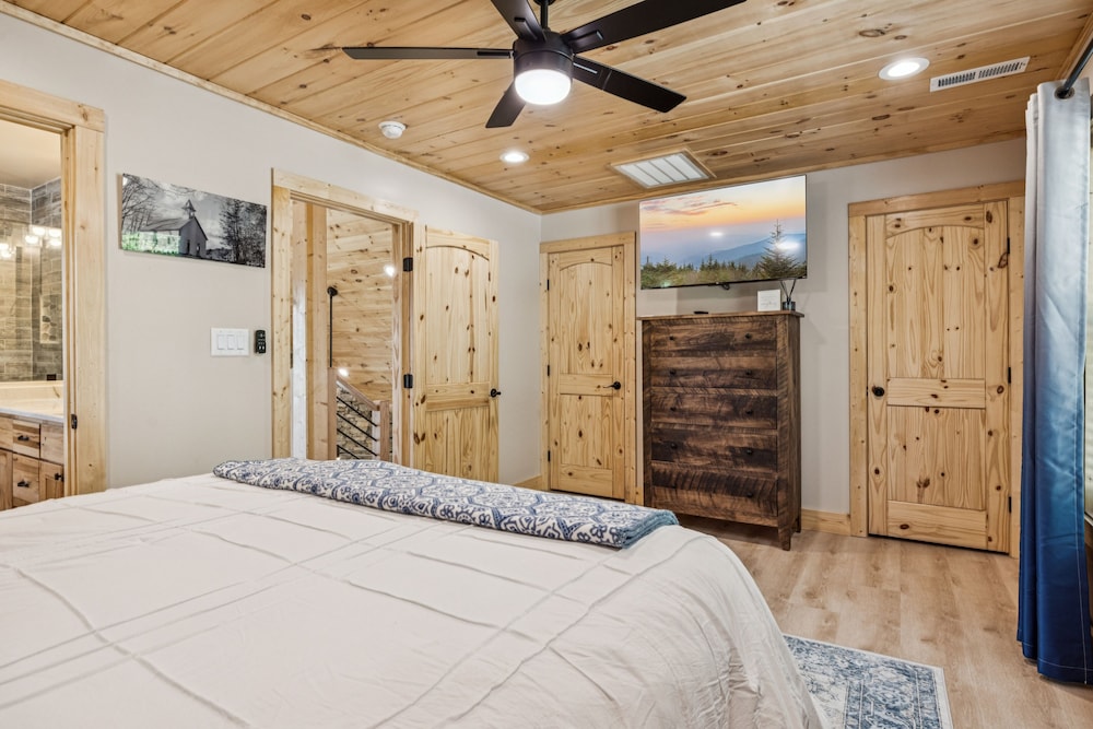 Bear Cheeks 4 Bedroom Cabin