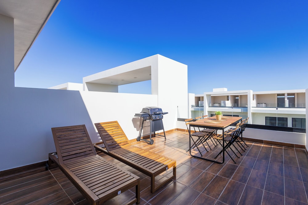 Tropical 2BR Retreat - Terrace, BBQ and Pool