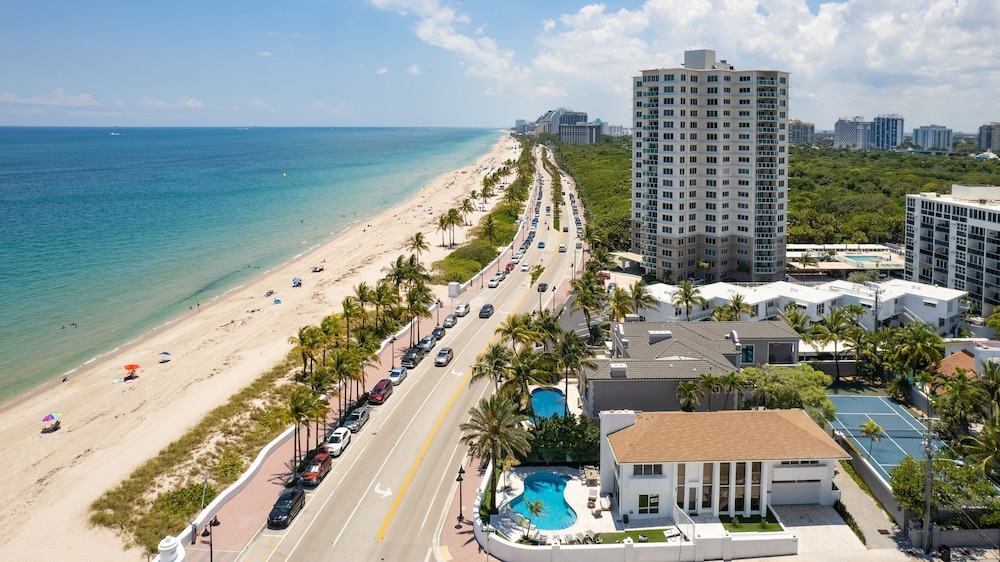 Sea Breeze by Avantstay Across From Fort Lauderdale Beach Pool Out Door Dining Fire pit