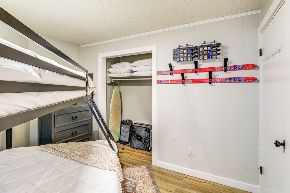 1 Mi to Slopes! Sugar Mountain Retreat w/ Views