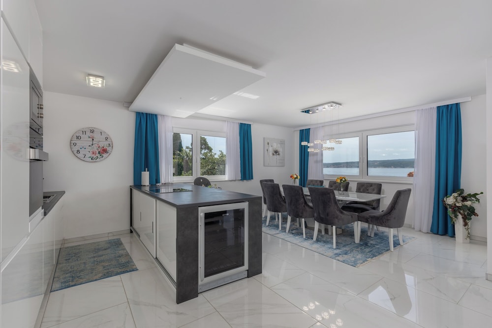 Luxury Pool Apartment With Sea View view 5