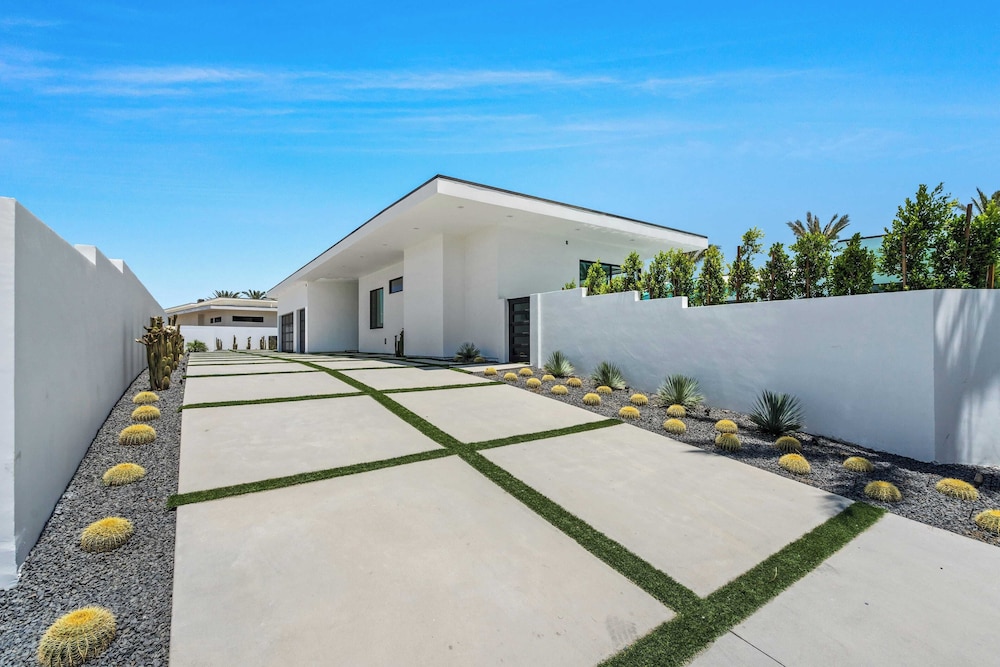 Sleeps 23 Pool, Hot Tub & Putting Green Minutes to Golf & Dining Bravo Villa #7 by Avantstay