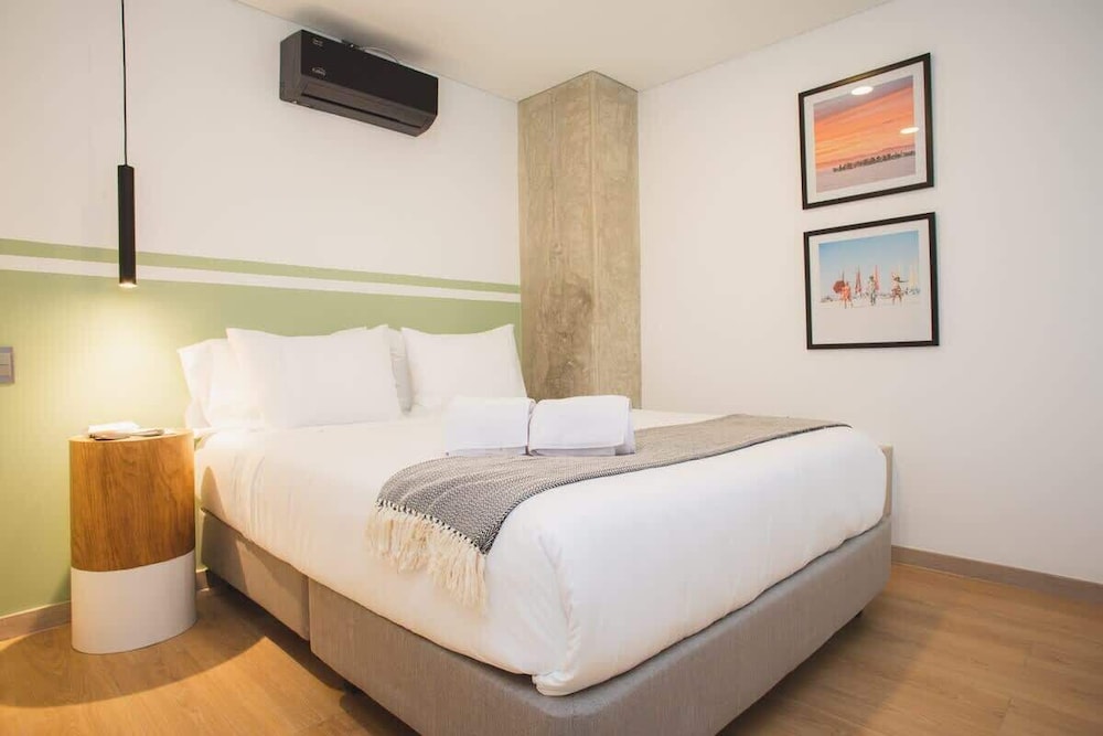 Cool 3 BR W/ Balcony in Laureles Medellín