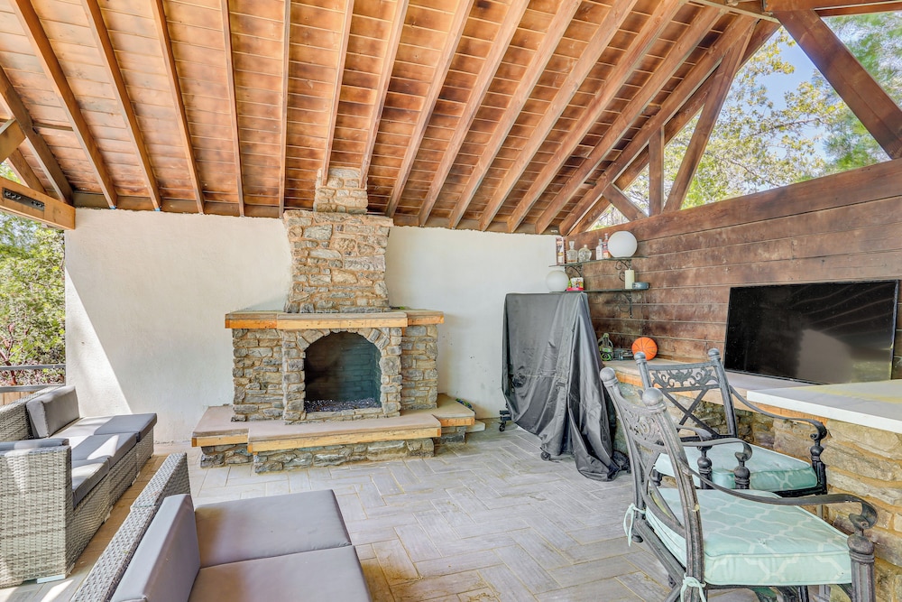 Lake Arrowhead Cabin w/ Hot Tub & Mountain Views!