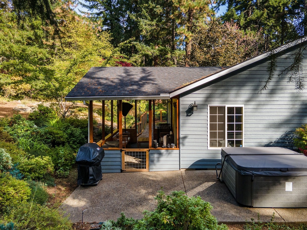 Green Mountain Escape 30 Day Minimum 3 Bedroom Home by Redawning view 2