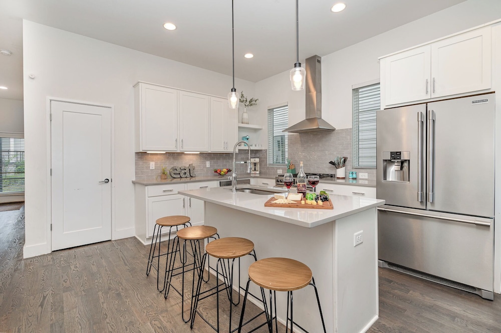 Jade - Private Patio and Balcony - Near Germantown