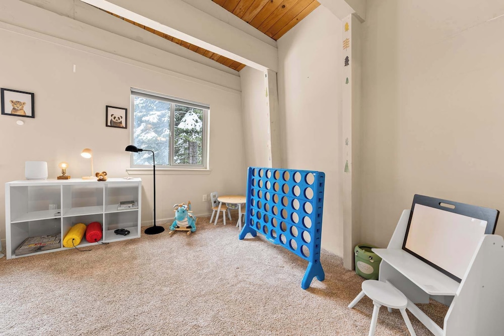 Tahoe City Retreat For 8!