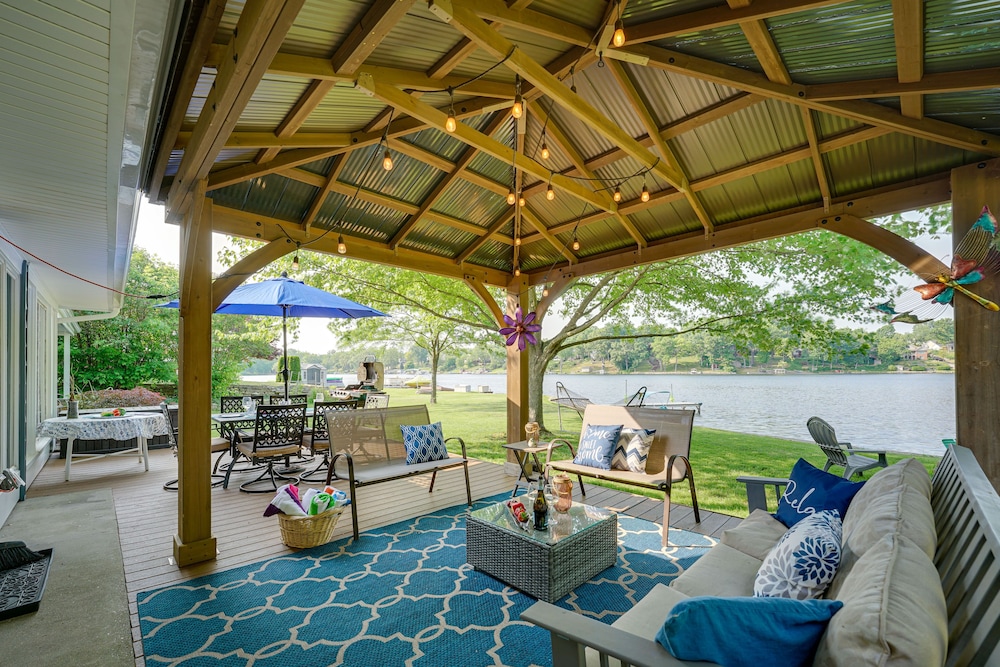 Vintage Susin Lake Cottage w/ Deck & Hot Tub! view 5