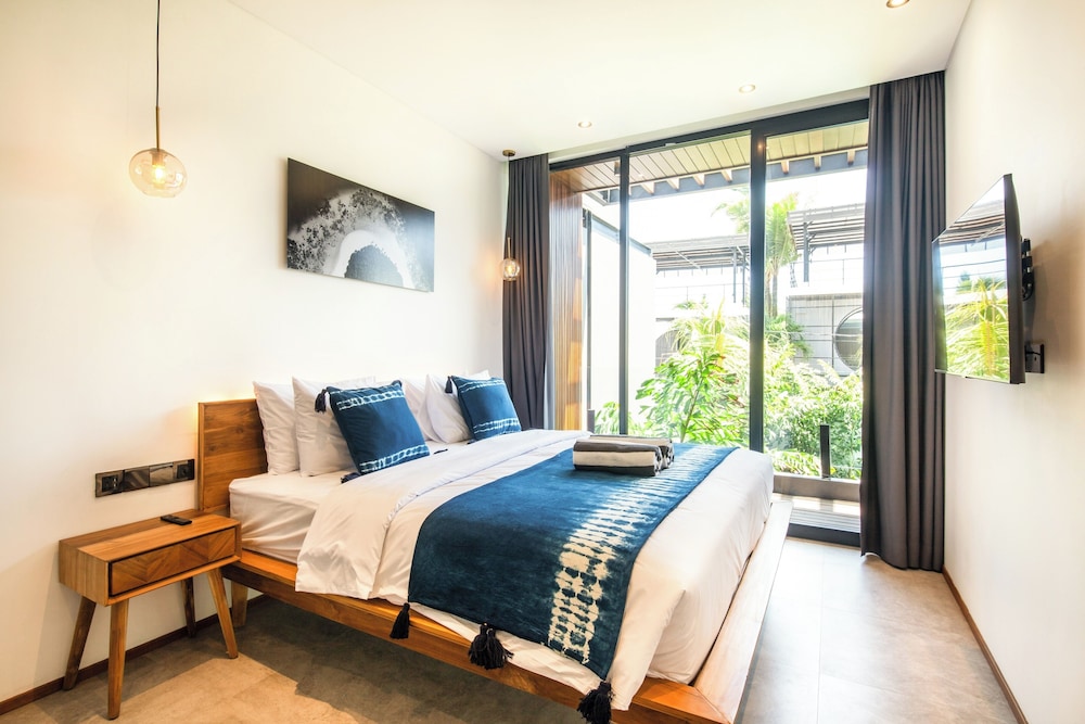 Seaside Escape: 4BR Villa, 190m to Canggu Beach