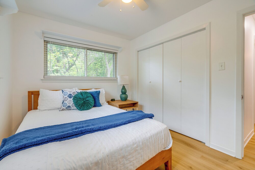 Walk to UT Austin! Charming Duplex w/ Game Room