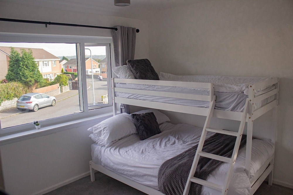 Swansea 3 Bedroom Home With Parking & Garden