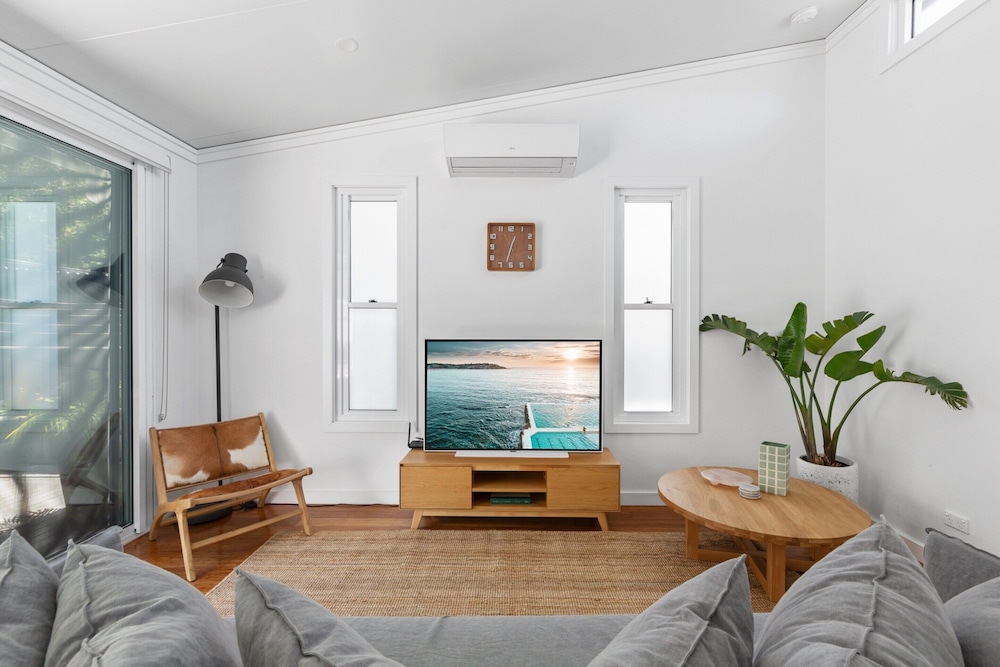 Relaxing 2-bed Home Close to Beaches and Parks