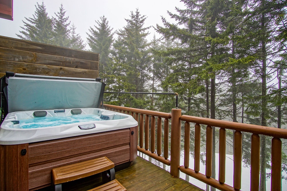 Loggers Run #7: 5 Bedrooms, 3.5 Bath: Slope Side. Overlooks The Ski Trail !