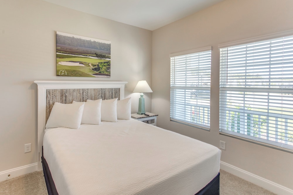 4 Mi to Beaches: Sleek Retreat in Ocean Isle Beach