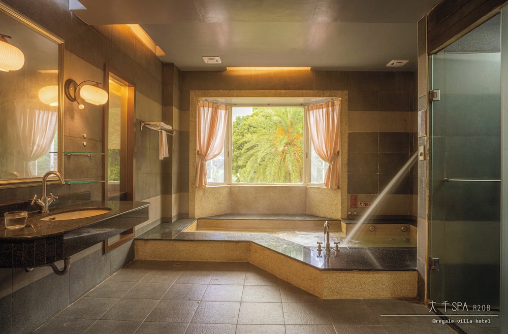 Regale Villa Hotel
