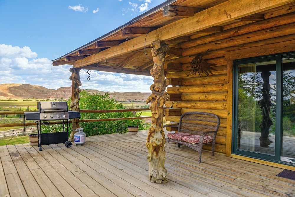 Stunning Mountain Views: Spacious Cabin in Dubois!