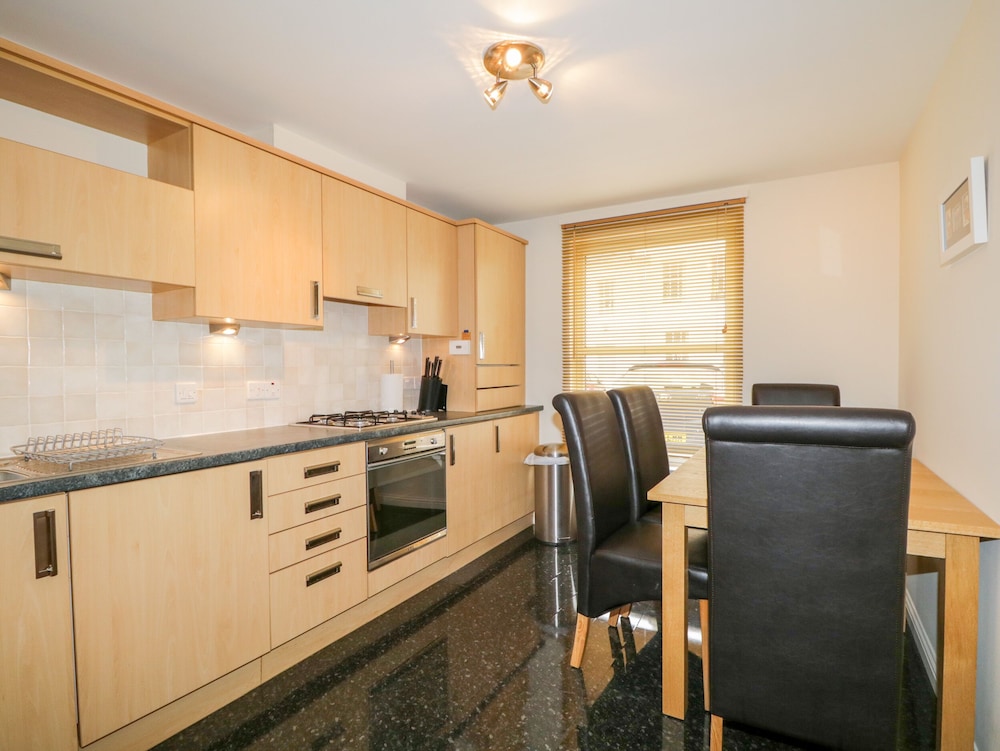 7 Riverside Gardens view 5