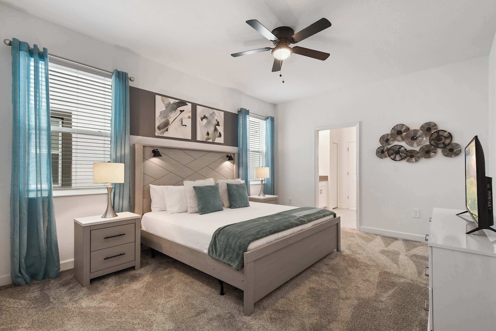 Luxury 10-bedroom Villa in Champions Gate Resort