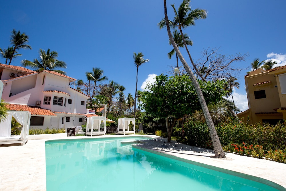 Los Corales Beach Village