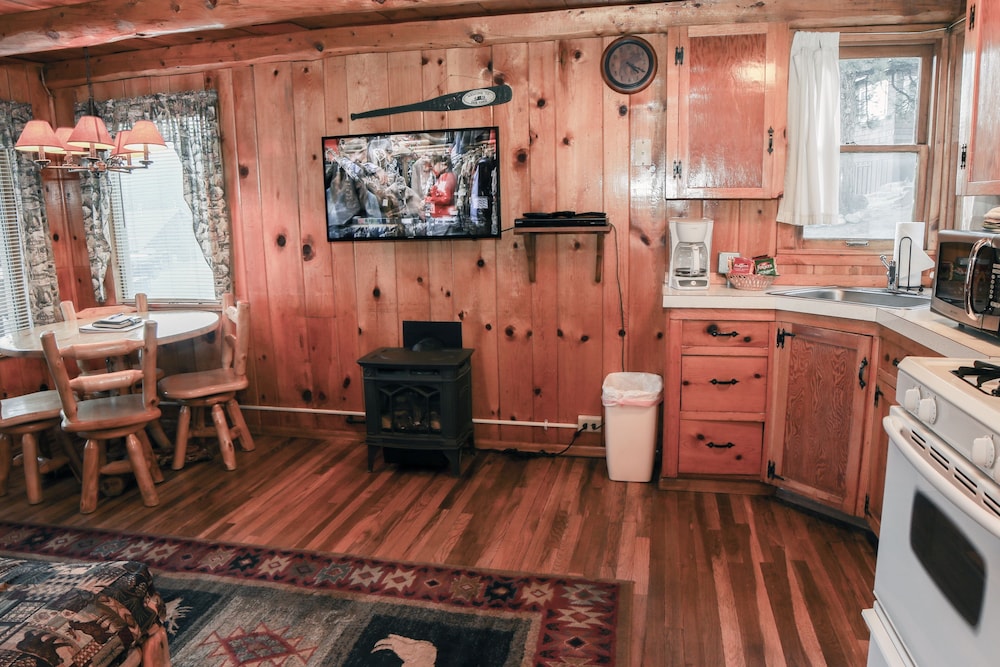 Lazy R Cottages: 3 1 Bedroom Cabin view 5